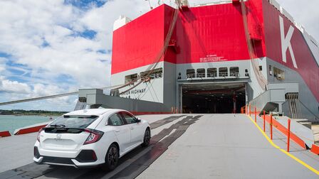 Vista posteriore di tre quarti di una Honda Civic 5 porte mentre viene trasportata negli Stati Uniti.